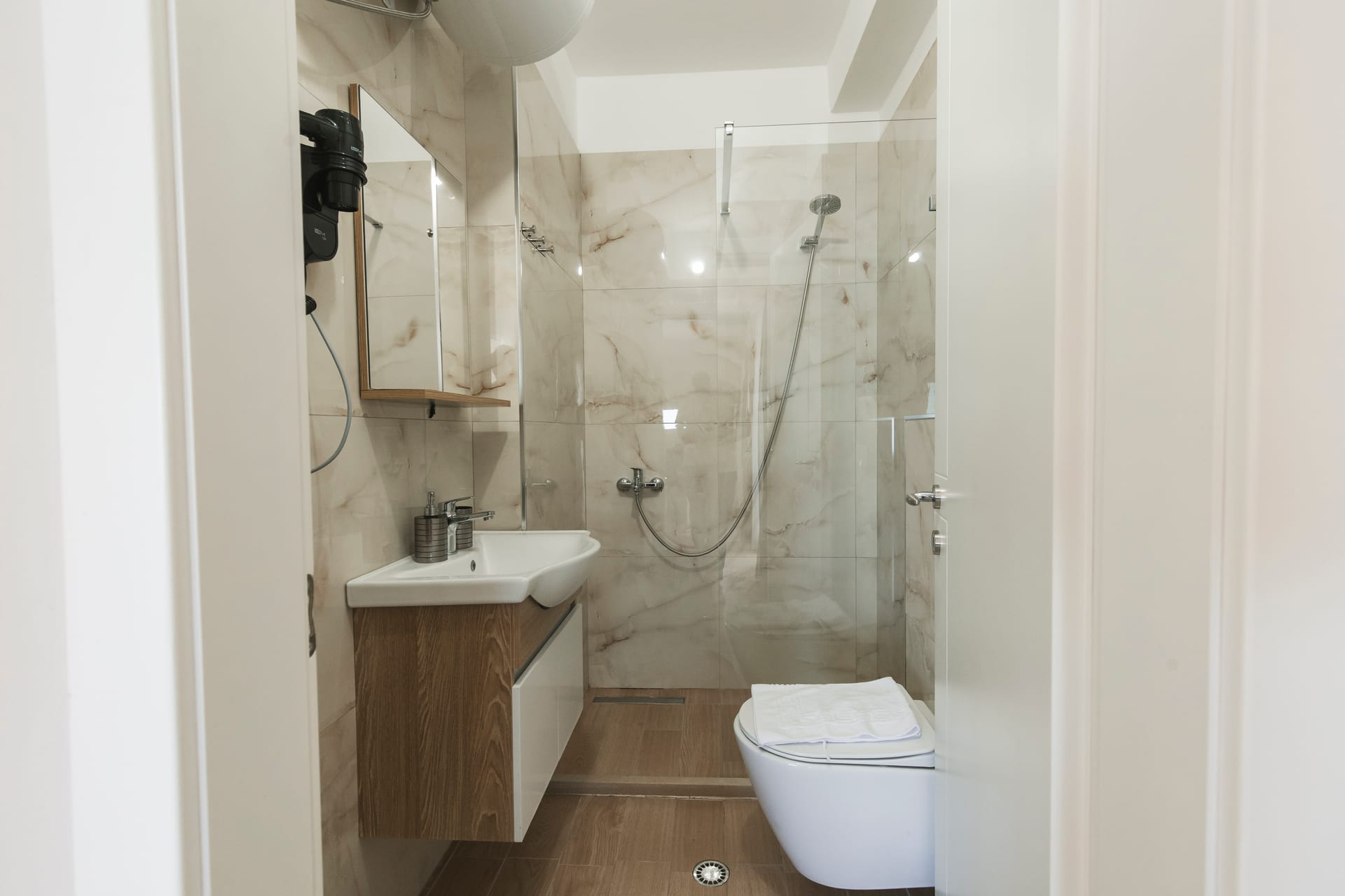 Deluxe Suite with Sea View - 9